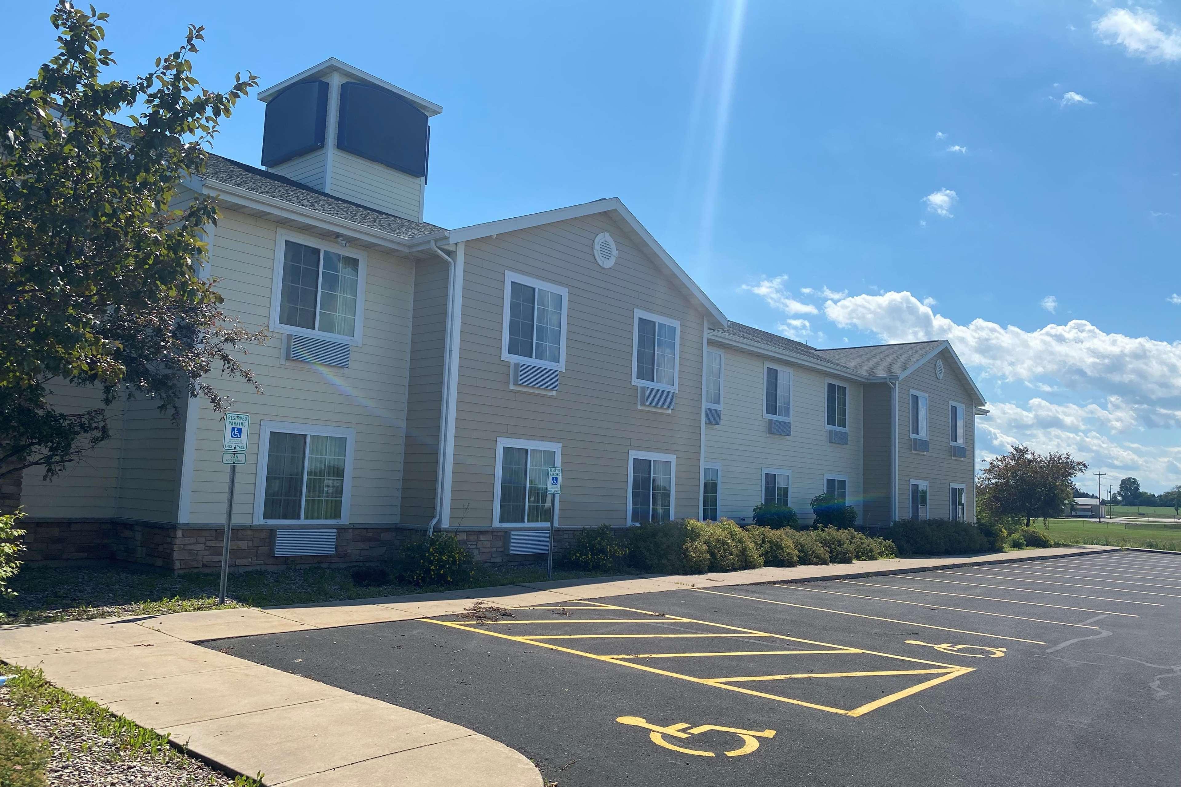 Americinn By Wyndham Oshkosh Exterior photo