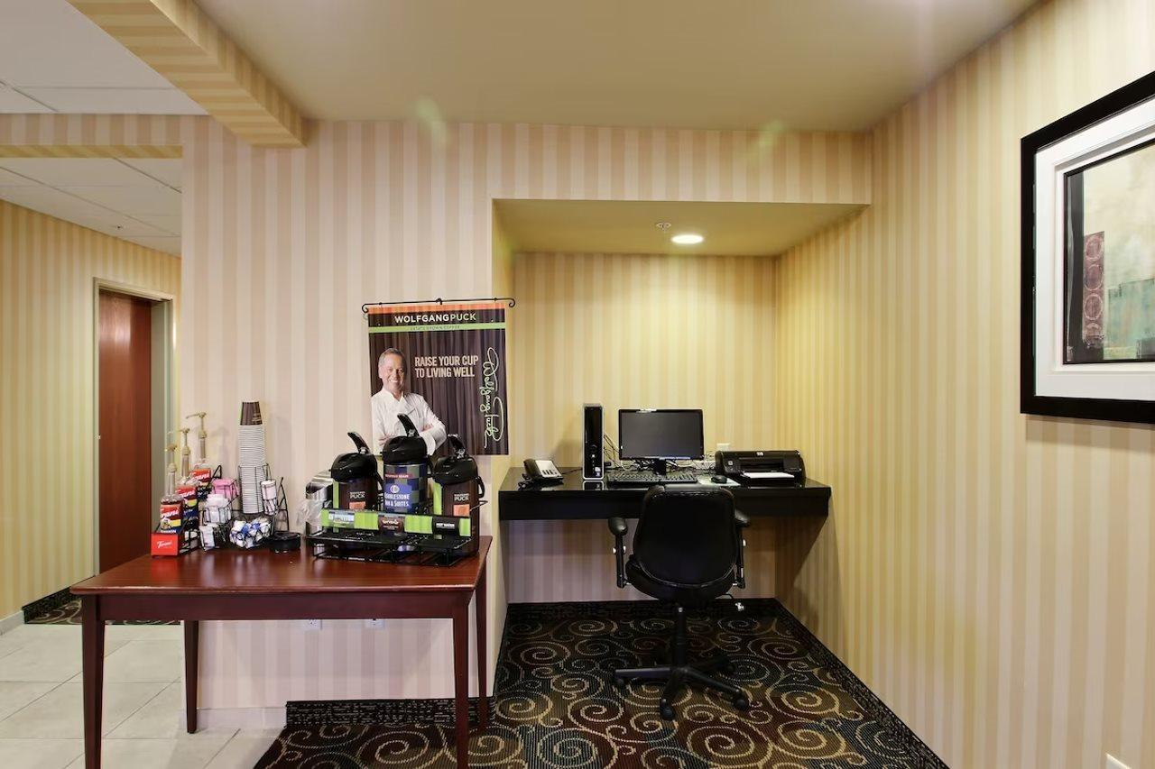 Americinn By Wyndham Oshkosh Exterior photo