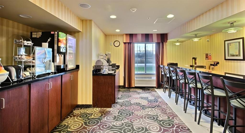 Americinn By Wyndham Oshkosh Exterior photo